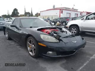 2006 Chevrolet Corvette z VIN 1G1YY26U265114815, wystawiony jako IAAI lot #43363827 z przebiegiem 181 713 mil mil oraz . Historia ofert i sprzedaży dostępna na DreamBid. Obrazek 1.
