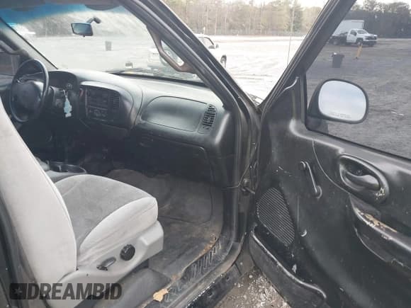 ✅ 2001 Ford F-150 XL • VIN: 1FTZF17201NB07301 • Lot: 43899336. Listed on IAAI with Not provided. Free auction sales archive from the USA and detailed vehicle history report at DreamBid. Image 5.