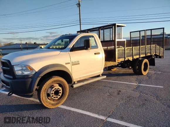 ✅ 2016 Ram 5500 • VIN: 3C7WRMCJ4GG261524 • Lot: 46003455. Wystawiony na Copart z przebiegiem 229 046 mil. Bezpłatny archiwum sprzedaży aukcyjnych z USA i szczegółowy raport historii pojazdu na DreamBid. Zdjęcie 2.