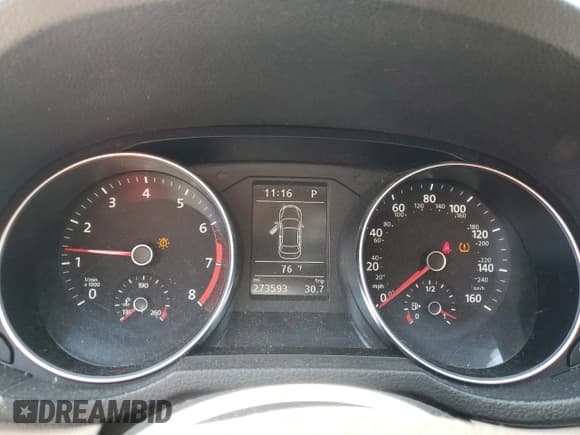 ✅ 2017 Volkswagen Passat S • VIN: 1VWAT7A38HC014720 • Лот: 58744235. Опубликован ранее на Copart с пробегом 273 593 миль. Бесплатный доступ к архиву аукционных продаж из США и подробный отчёт об истории автомобиля на DreamBid. Изображение 9.