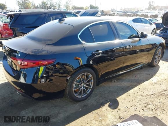 ✅ 2020 Alfa Romeo Giulia • VIN: ZARFAMAN0L7636282 • Lot: 43791095. Listed on IAAI with 34,592 mi. Free auction sales archive from the USA and detailed vehicle history report at DreamBid. Image 4.