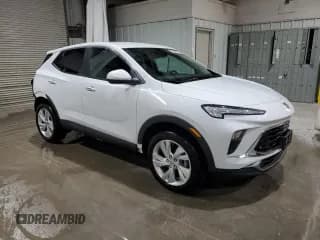 ✅ 2025 Buick Encore GX Preferred • VIN: KL4AMCSL5SB049293 • Lot: 90233075. Wystawiony na Copart z przebiegiem 2 591 mil. Bezpłatny archiwum sprzedaży aukcyjnych z USA i szczegółowy raport historii pojazdu na DreamBid. Zdjęcie 4.