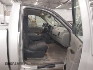 ✅ 2010 Chevrolet Silverado 1500 Work Truck • VIN: 1GCPCPEA5AZ236639 • Lot: 42896324. Wystawiony na IAAI z przebiegiem 196 444 mil. Bezpłatny archiwum sprzedaży aukcyjnych z USA i szczegółowy raport historii pojazdu na DreamBid. Zdjęcie 5.