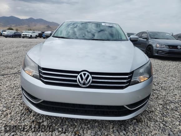✅ 2014 Volkswagen Passat S • VIN: 1VWAS7A35EC117978 • Lot: 81131385. Wystawiony na Copart z przebiegiem 182 899 mil. Bezpłatny archiwum sprzedaży aukcyjnych z USA i szczegółowy raport historii pojazdu na DreamBid. Zdjęcie 5.