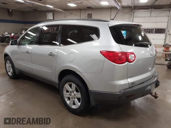 ✅ 2011 Chevrolet Traverse 1LT • VIN: 1GNKVGED8BJ171212 • Lot: 43311339. Wystawiony na IAAI z przebiegiem 174 479 mil. Bezpłatny archiwum sprzedaży aukcyjnych z USA i szczegółowy raport historii pojazdu na DreamBid. Zdjęcie 3.
