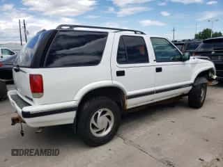 1996 Chevrolet Blazer z VIN 1GNDT13W4T2295876, wystawiony jako Copart lot #68904304 z przebiegiem 155 579 mil mil oraz Szkoda całkowita • Salvage title. Historia ofert i sprzedaży dostępna na DreamBid. Obrazek 3.
