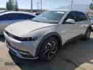 2022 Hyundai Ioniq 5 SE z VIN KM8KMDAF5NU119925, wystawiony jako Copart lot #60657343 z przebiegiem 13 365 mil mil oraz . Historia ofert i sprzedaży dostępna na DreamBid. Obrazek 1.