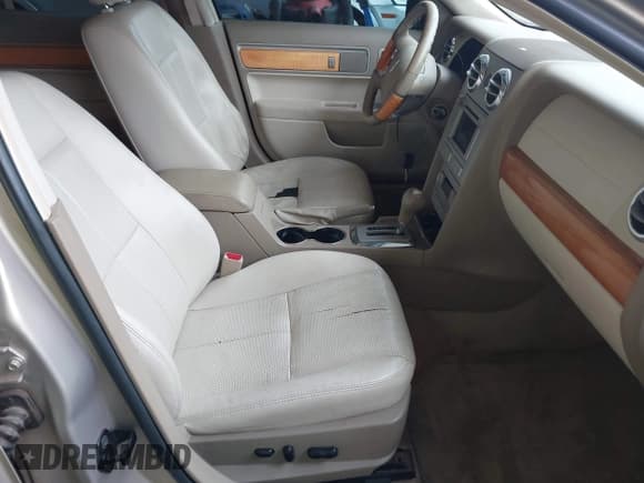 ✅ 2006 Lincoln Zephyr • VIN: 3LNHM26146R600978 • Lot: 43061135. Wystawiony na IAAI z przebiegiem 239 960 mil. Bezpłatny archiwum sprzedaży aukcyjnych z USA i szczegółowy raport historii pojazdu na DreamBid. Zdjęcie 5.