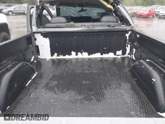 2005 Chevrolet Silverado 1500 LS с VIN 2GCEC19T751136086, выставлен на аукционе IAAI как лот 43235133 с пробегом Не указан миль и . История ставок и продаж доступна на DreamBid. Изображение 13.