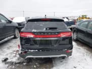 ✅ 2019 Lincoln MKC Select • VIN: 5LMCJ2D94KUL04547 • Lot: 43809359. Wystawiony na IAAI z przebiegiem 67 139 mil. Bezpłatny archiwum sprzedaży aukcyjnych z USA i szczegółowy raport historii pojazdu na DreamBid. Zdjęcie 16.