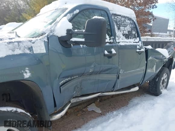 ✅ 2011 GMC Sierra 2500HD SLE • VIN: 1GT120CGXBF225212 • Лот: 41133904. Опубликован ранее на IAAI с пробегом 165 963 миль. Бесплатный доступ к архиву аукционных продаж из США и подробный отчёт об истории автомобиля на DreamBid. Изображение 6.