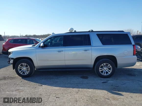 ✅ 2016 Chevrolet Suburban LT • VIN: 1GNSKHKCXGR287692 • Lot: 43690293. Wystawiony na IAAI z przebiegiem 197 455 mil. Bezpłatny archiwum sprzedaży aukcyjnych z USA i szczegółowy raport historii pojazdu na DreamBid. Zdjęcie 15.