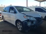 ✅ 2015 Toyota Sienna LE • VIN: 5TDKK3DC9FS688918 • Lot: 43395831. Wystawiony na IAAI z przebiegiem 173 129 mil. Bezpłatny archiwum sprzedaży aukcyjnych z USA i szczegółowy raport historii pojazdu na DreamBid. Zdjęcie 1.