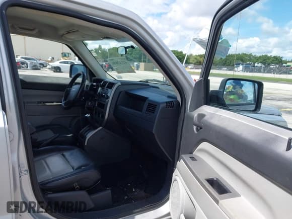 ✅ 2007 Jeep Patriot Limited • VIN: 1J8FT48WX7D333237 • Lot: 42743656. Listed on IAAI with 215,228 mi. Free auction sales archive from the USA and detailed vehicle history report at DreamBid. Image 5.