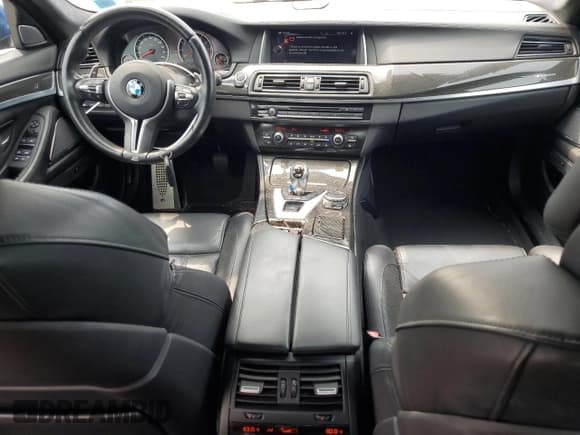 ✅ 2015 BMW M5 • VIN: WBSFV9C50FD594493 • Lot: 67848015. Wystawiony na Copart z przebiegiem 64 934 mil. Bezpłatny archiwum sprzedaży aukcyjnych z USA i szczegółowy raport historii pojazdu na DreamBid. Zdjęcie 8.