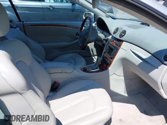 ✅ 2004 Mercedes-Benz CLK 500 • VIN: WDBTK75G34T022440 • Lot: 42864527. Wystawiony na IAAI z przebiegiem 128 290 mil. Bezpłatny archiwum sprzedaży aukcyjnych z USA i szczegółowy raport historii pojazdu na DreamBid. Zdjęcie 5.