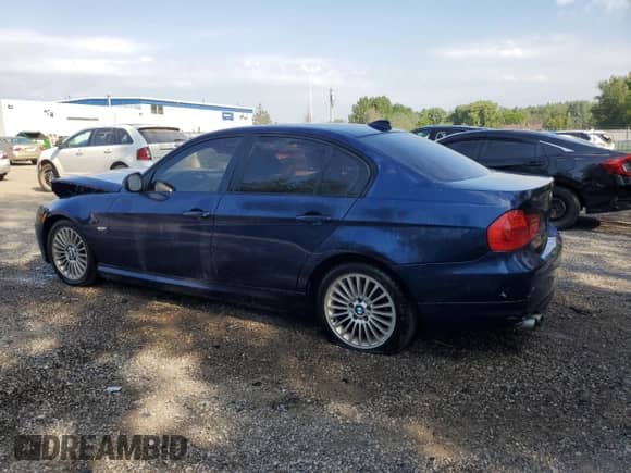 2011 BMW 3 Series z VIN WBAPG7G55BNN18564, wystawiony jako Copart lot #67601595 z przebiegiem 219 936 mil mil oraz Szkoda całkowita • Salvage title. Historia ofert i sprzedaży dostępna na DreamBid. Obrazek 2.