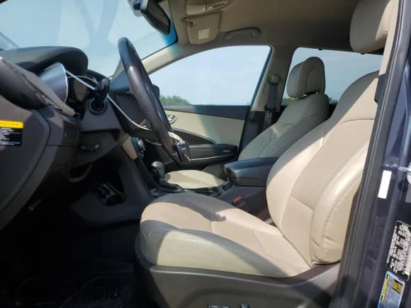 2017 Hyundai Santa Fe 2.0T z VIN 5XYZU3LAXHG379600, wystawiony jako Copart lot #71820035 z przebiegiem Nie podano mil oraz Czysty tytuł • Clean title. Historia ofert i sprzedaży dostępna na DreamBid. Obrazek 7.