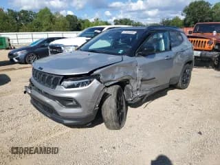 ✅ 2023 Jeep Compass Altitude • VIN: 3C4NJDBN5PT560595 • Lot: 81954585. Wystawiony na Copart z przebiegiem 44 394 mil. Bezpłatny archiwum sprzedaży aukcyjnych z USA i szczegółowy raport historii pojazdu na DreamBid. Zdjęcie 1.
