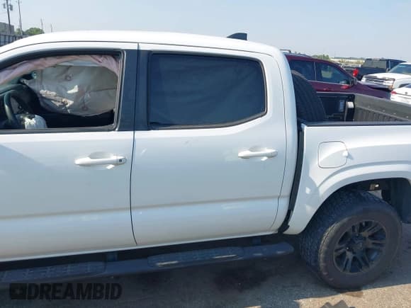 ✅ 2021 Toyota Tacoma SR • VIN: 5TFAX5GN2MX189827 • Lot: 43033956. Wystawiony na IAAI z przebiegiem 66 116 mil. Bezpłatny archiwum sprzedaży aukcyjnych z USA i szczegółowy raport historii pojazdu na DreamBid. Zdjęcie 15.