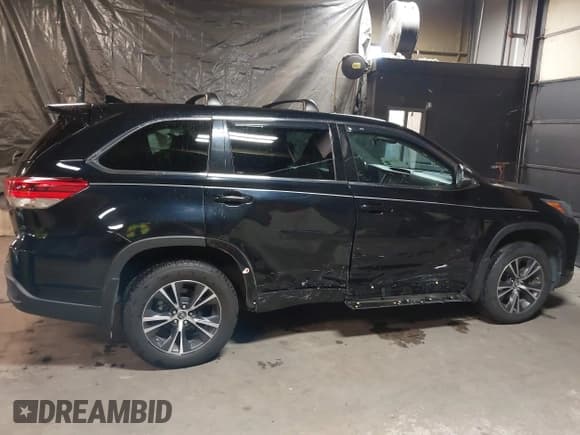 ✅ 2018 Toyota Highlander LE • VIN: 5TDBZRFH4JS820340 • Lot: 41221682. Wystawiony na IAAI z przebiegiem 121 243 mil. Bezpłatny archiwum sprzedaży aukcyjnych z USA i szczegółowy raport historii pojazdu na DreamBid. Zdjęcie 13.