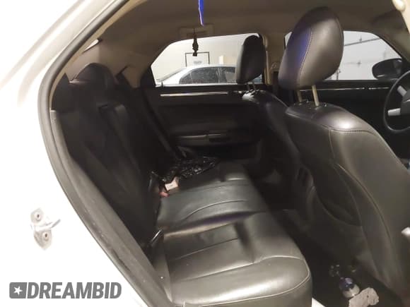 ✅ 2010 Chrysler 300 Touring Signature • VIN: 2C3CA5CV0AH324890 • Lot: 43646437. Listed on IAAI with 211,179 mi. Free auction sales archive from the USA and detailed vehicle history report at DreamBid. Image 8.