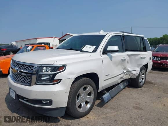 2019 Chevrolet Tahoe LT z VIN 1GNSKBKC5KR153517, wystawiony jako IAAI lot #42390642 z przebiegiem 52 034 mil mil oraz . Historia ofert i sprzedaży dostępna na DreamBid. Obrazek 17.