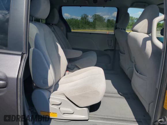 ✅ 2012 Toyota Sienna LE • VIN: 5TDKK3DC6CS268416 • Lot: 70131085. Listed on Copart with 162,485 mi. Free auction sales archive from the USA and detailed vehicle history report at DreamBid. Image 11.