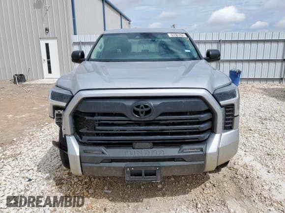 ✅ 2024 Toyota Tundra SR5 • VIN: 5TFLA5DB5RX180910 • Lot: 70318575. Wystawiony na Copart z przebiegiem 35 943 mil. Bezpłatny archiwum sprzedaży aukcyjnych z USA i szczegółowy raport historii pojazdu na DreamBid. Zdjęcie 5.