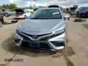 2022 Toyota Camry SE z VIN 4T1G11BK3NU067901, wystawiony jako Copart lot #83754745 z przebiegiem 27 611 mil mil oraz Szkoda całkowita • Salvage title. Historia ofert i sprzedaży dostępna na DreamBid. Obrazek 14.