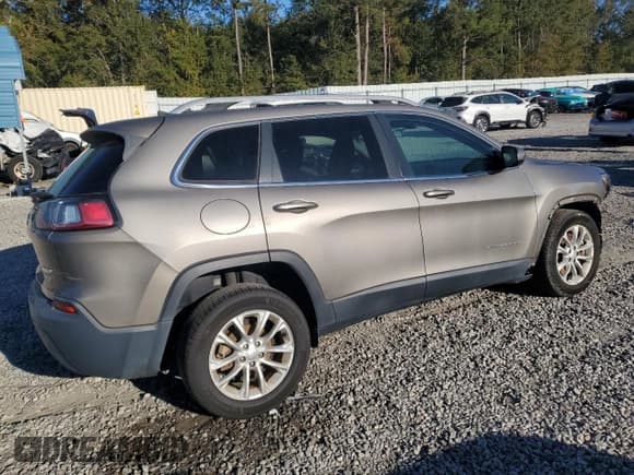 ✅ 2019 Jeep Cherokee Latitude • VIN: 1C4PJLCB0KD206277 • Лот: 89573885. Опубликован ранее на Copart с пробегом 62 276 миль. Бесплатный доступ к архиву аукционных продаж из США и подробный отчёт об истории автомобиля на DreamBid. Изображение 3.