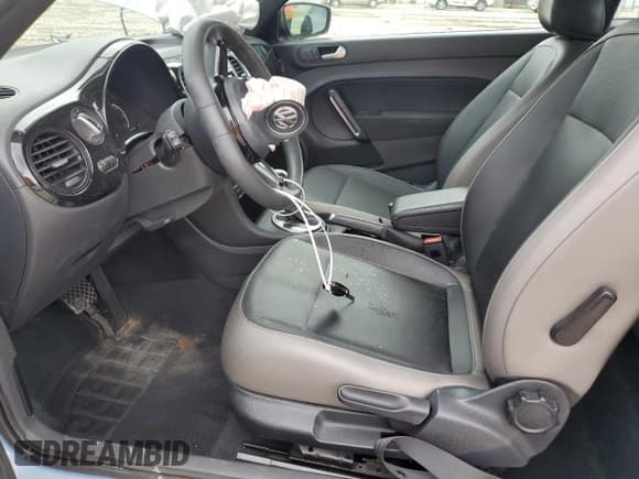 ✅ 2015 Volkswagen Beetle Fleet Edition • VIN: 3VWF17AT1FM609870 • Lot: 59155315. Listed on Copart with 145,425 mi. Free auction sales archive from the USA and detailed vehicle history report at DreamBid. Image 7.