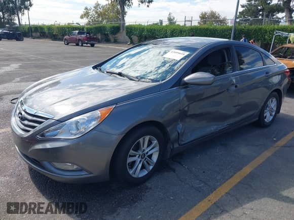 2013 Hyundai Sonata GLS z VIN 5NPEB4AC0DH624440, wystawiony jako IAAI lot #43495618 z przebiegiem 75 970 mil mil oraz . Historia ofert i sprzedaży dostępna na DreamBid. Obrazek 17.