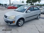 ✅ 2009 Kia Rio LX • VIN: KNADE243296494615 • Лот: 42684386. Опубликован ранее на IAAI с пробегом 162 379 миль. Бесплатный доступ к архиву аукционных продаж из США и подробный отчёт об истории автомобиля на DreamBid. Изображение 2.