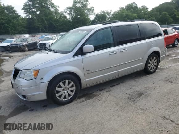✅ 2009 Chrysler Town & Country Touring • VIN: 2A8HR54X39R647968 • Лот: 61378925. Опубликован ранее на Copart с пробегом 205 580 миль. Бесплатный доступ к архиву аукционных продаж из США и подробный отчёт об истории автомобиля на DreamBid. Изображение 1.