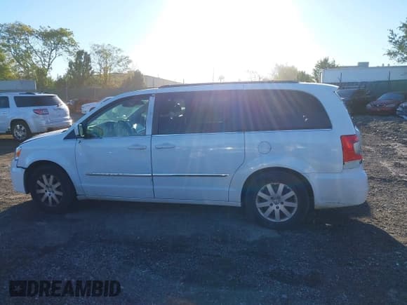 ✅ 2014 Chrysler Town & Country Touring • VIN: 2C4RC1BG6ER447492 • Lot: 43467478. Listed on IAAI with 231,911 mi. Free auction sales archive from the USA and detailed vehicle history report at DreamBid. Image 14.