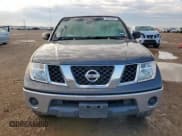 ✅ 2005 Nissan Frontier SE • VIN: 1N6AD07UX5C456141 • Lot: 84018605. Wystawiony na Copart z przebiegiem 220 048 mil. Bezpłatny archiwum sprzedaży aukcyjnych z USA i szczegółowy raport historii pojazdu na DreamBid. Zdjęcie 5.