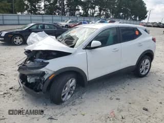 ✅ 2022 Buick Encore GX Preferred • VIN: KL4MMBS28NB118917 • Lot: 71823595. Wystawiony na Copart z przebiegiem 60 843 mil. Bezpłatny archiwum sprzedaży aukcyjnych z USA i szczegółowy raport historii pojazdu na DreamBid. Zdjęcie 1.