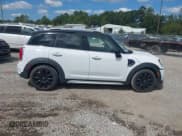 ✅ 2018 MINI Countryman Cooper • VIN: WMZYS7C38J3F44292 • Lot: 43146656. Wystawiony na IAAI z przebiegiem 224 129 mil. Bezpłatny archiwum sprzedaży aukcyjnych z USA i szczegółowy raport historii pojazdu na DreamBid. Zdjęcie 13.