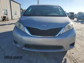 ✅ 2013 Toyota Sienna LE • VIN: 5TDKK3DC5DS323908 • Lot: 91250005. Wystawiony na Copart z przebiegiem 121 149 mil. Bezpłatny archiwum sprzedaży aukcyjnych z USA i szczegółowy raport historii pojazdu na DreamBid. Zdjęcie 5.