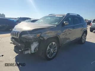 ✅ 2019 Jeep Cherokee Overland • VIN: 1C4PJMJX9KD396858 • Лот: 46873365. Опубликован ранее на Copart с пробегом 103 169 миль. Бесплатный доступ к архиву аукционных продаж из США и подробный отчёт об истории автомобиля на DreamBid. Изображение 1.