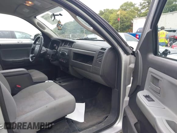 ✅ 2010 Dodge Dakota Bighorn/Lonestar • VIN: 1D7CW3GKXAS225851 • Lot: 43211752. Wystawiony na IAAI z przebiegiem 178 473 mil. Bezpłatny archiwum sprzedaży aukcyjnych z USA i szczegółowy raport historii pojazdu na DreamBid. Zdjęcie 5.