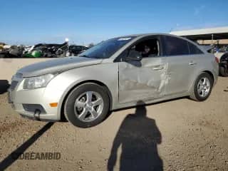 2014 Chevrolet Cruze 1LT z VIN 1G1PC5SB8E7110562, wystawiony jako Copart lot #89829435 z przebiegiem 134 364 mil mil oraz Szkoda całkowita • Salvage title. Historia ofert i sprzedaży dostępna na DreamBid. Obrazek 1.