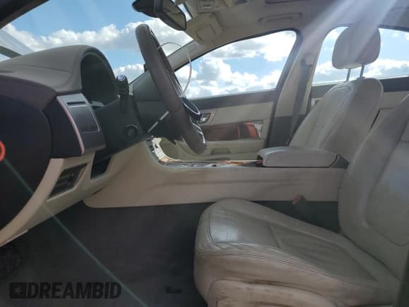 ✅ 2009 Jaguar XF • VIN: SAJXA06B09HR27648 • Lot: 82660715. Wystawiony na Copart z przebiegiem 181 900 mil. Bezpłatny archiwum sprzedaży aukcyjnych z USA i szczegółowy raport historii pojazdu na DreamBid. Zdjęcie 7.