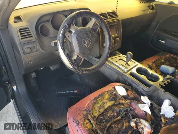 ✅ 2013 Dodge Challenger SXT • VIN: 2C3CDYAG1DH745079 • Lot: 80125774. Wystawiony na Copart z przebiegiem Nie podano. Bezpłatny archiwum sprzedaży aukcyjnych z USA i szczegółowy raport historii pojazdu na DreamBid. Zdjęcie 8.