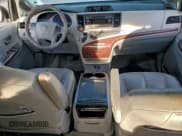 ✅ 2013 Toyota Sienna XLE • VIN: 5TDYK3DC3DS284116 • Lot: 95488785. Wystawiony na Copart z przebiegiem 137 694 mil. Bezpłatny archiwum sprzedaży aukcyjnych z USA i szczegółowy raport historii pojazdu na DreamBid. Zdjęcie 8.