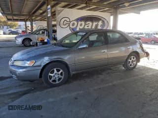 ✅ 1997 Toyota Camry LE • VIN: 4T1BG22K9VU023688 • Lot: 96515945. Wystawiony na Copart z przebiegiem 275 766 mil. Bezpłatny archiwum sprzedaży aukcyjnych z USA i szczegółowy raport historii pojazdu na DreamBid. Zdjęcie 1.