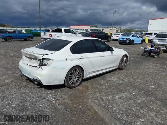 ✅ 2014 BMW 3 Series 335i • VIN: WBA3A9C52EF477911 • Lot: 43586394. Listed on IAAI with 90,254 mi. Free auction sales archive from the USA and detailed vehicle history report at DreamBid. Image 4.