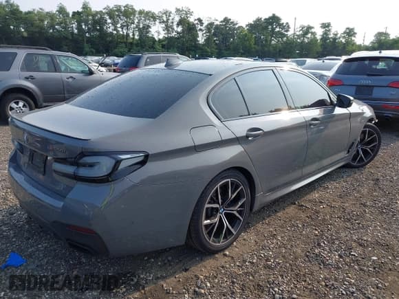 ✅ 2021 BMW 5 Series M550i xDrive • VIN: WBA13BK06MCF22835 • Lot: 42873216. Wystawiony na IAAI z przebiegiem 56 219 mil. Bezpłatny archiwum sprzedaży aukcyjnych z USA i szczegółowy raport historii pojazdu na DreamBid. Zdjęcie 4.