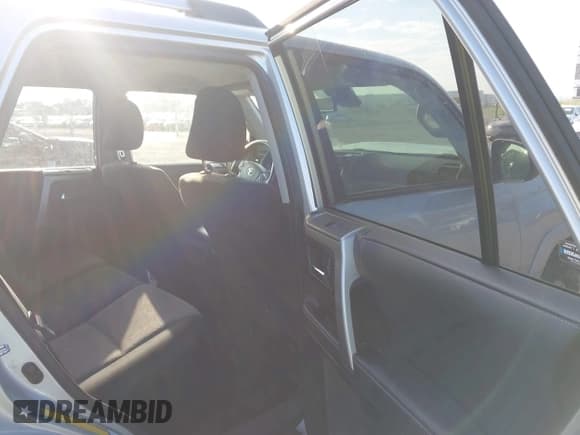 ✅ 2023 Toyota 4Runner SR5 • VIN: JTEMU5JR5P6145974 • Lot: 43304145. Wystawiony na IAAI z przebiegiem 45 746 mil. Bezpłatny archiwum sprzedaży aukcyjnych z USA i szczegółowy raport historii pojazdu na DreamBid. Zdjęcie 8.